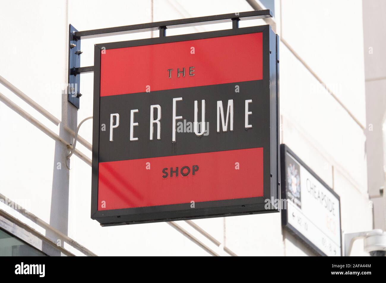 La boutique parfum affiche à l'extérieur de l'une de leurs boutiques, un détaillant qui vend les parfums et les lotions après-rasage de marque depuis 1992. Banque D'Images