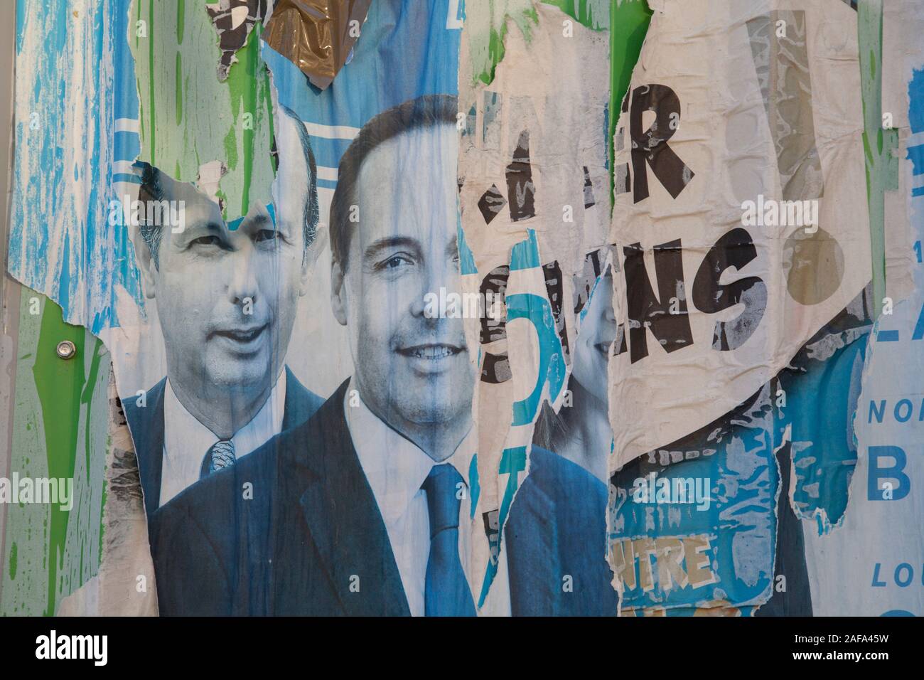 Les affiches politiques déchirés sur un mur à Paris Banque D'Images
