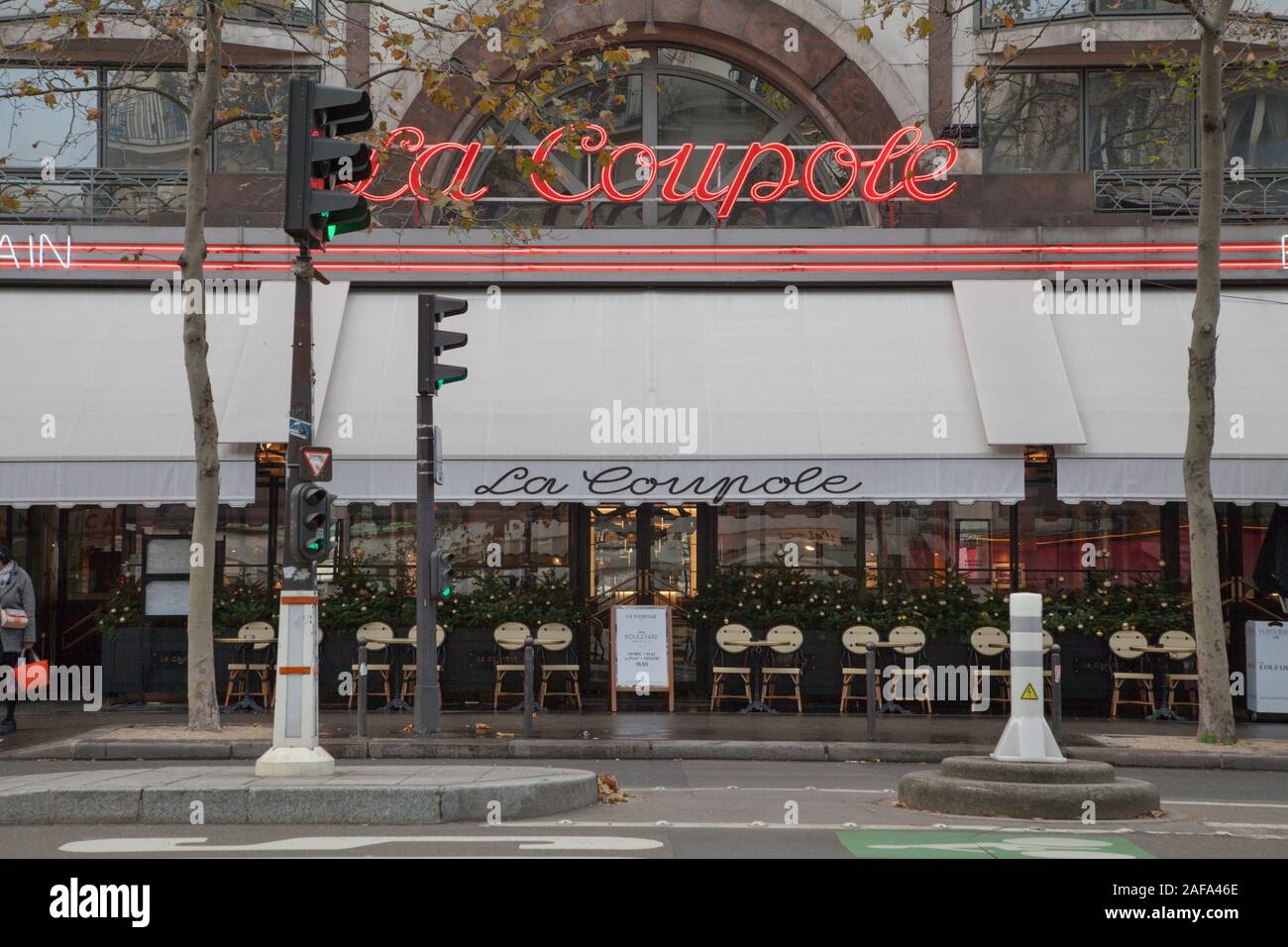 La Coupole est une célèbre brasserie Art déco à Montparnasse, Paris qui a été fondée en 1927 et abrite une grande communauté artistique et littéraire Banque D'Images
