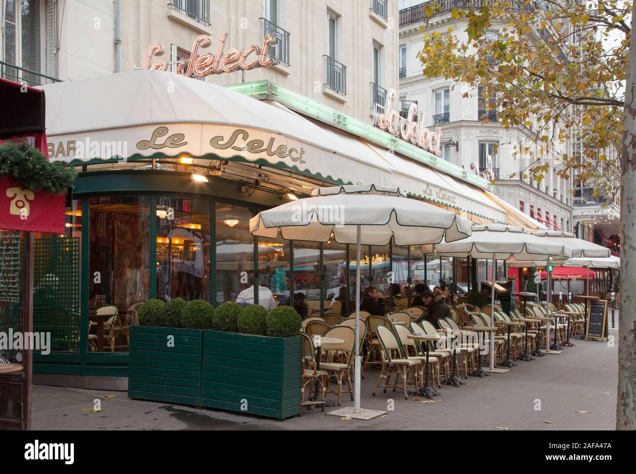 Le Select est une brasserie parisienne fondée en 1923 comme l'un des célèbres cafés des artistes et intellectuels dont Picasso et Hemingway Banque D'Images