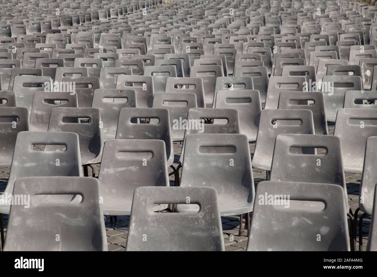 Des milliers de chaises en plastique sur la Place Saint-Pierre, avant l'allocution hebdomadaire. Rome Banque D'Images
