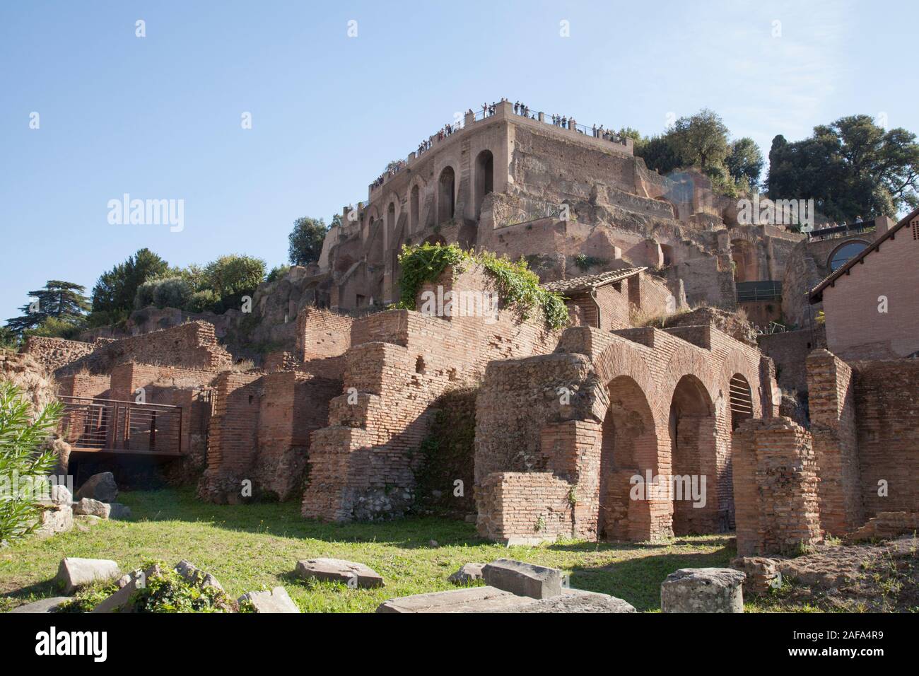 Le Forum Romain est un forum (plaza) entouré par les ruines de plusieurs bâtiments gouvernementaux et d'un hotspot touristique Banque D'Images