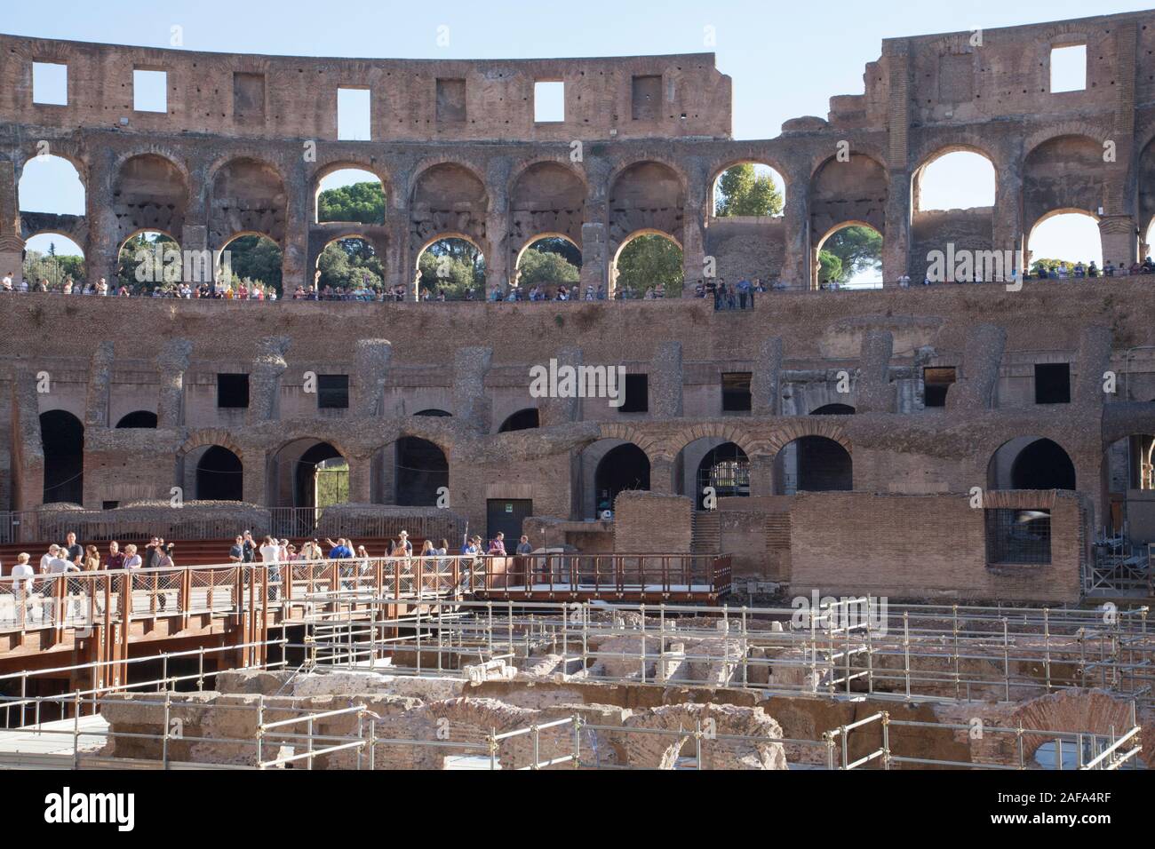L'intérieur du Colisée ou le Colisée de Rome montrant les travaux de rénovation et de restauration Banque D'Images