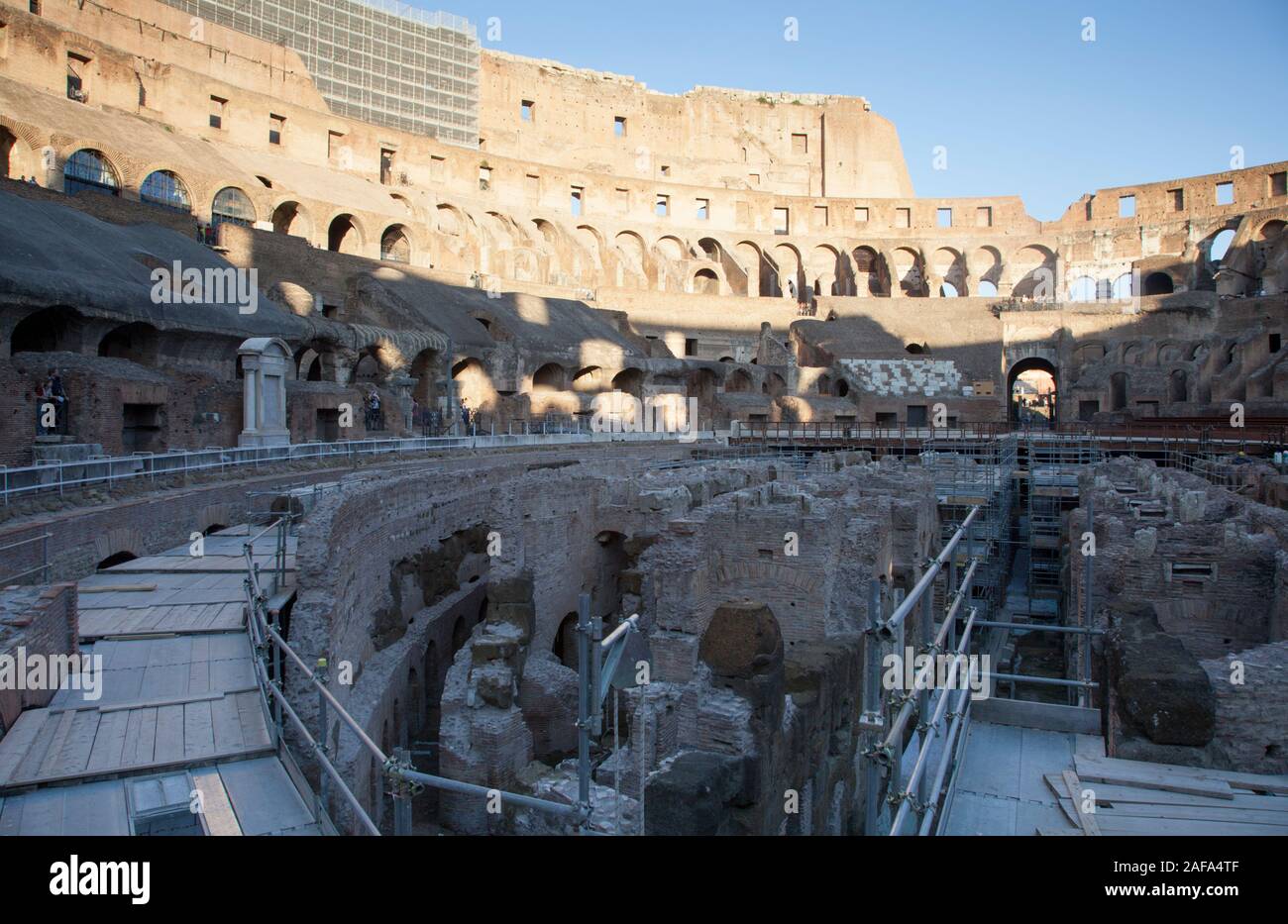 L'intérieur du Colisée ou le Colisée de Rome montrant les travaux de rénovation et de restauration Banque D'Images