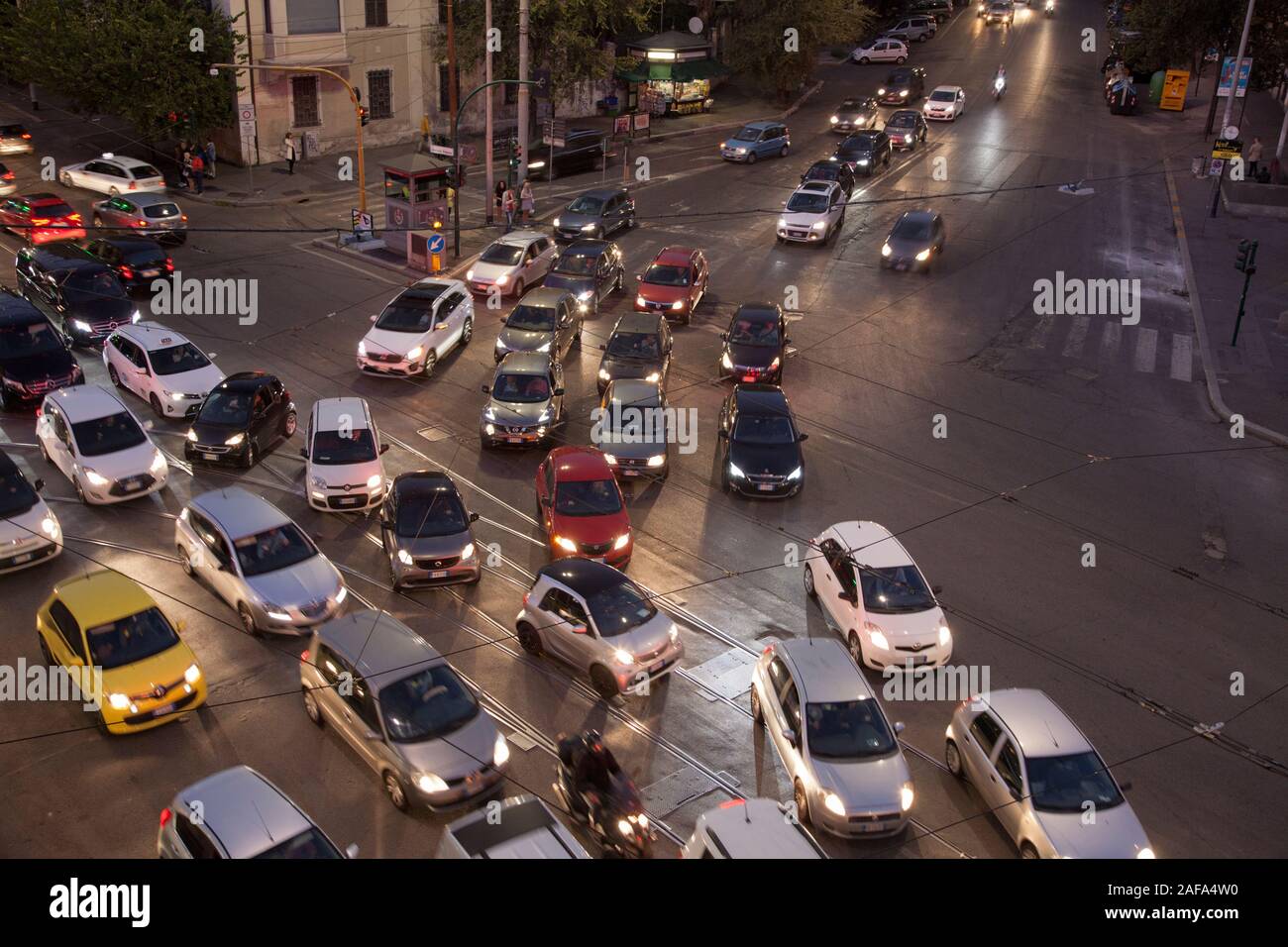 La congestion du trafic dans le centre de Rome, l'Italie, ce qui à la fois la pollution atmosphérique et sonore Banque D'Images