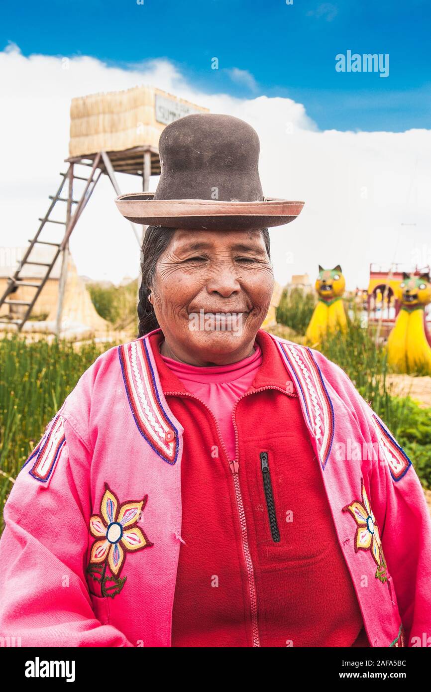 Uros, Pérou- Jan 5, 2019 : Portrait of woman with hat d'îles flottantes des Uros, lac Titicaca, au Pérou. Banque D'Images
