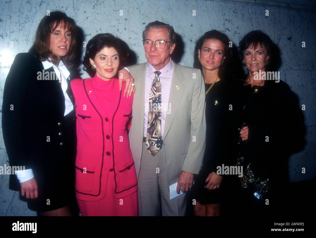 Los Angeles, Californie, USA 31 mars 1995 Tanya Brown, avocat Gloria Allred, Tanya Brown, Louis Brown, Dominique Brown et Brown Juditha assister à 'Assassins' création le 31 mars 1995 au Los Angeles Theatre Center de Los Angeles, Californie, USA. Photo de Barry King/Alamy Stock Photo Banque D'Images