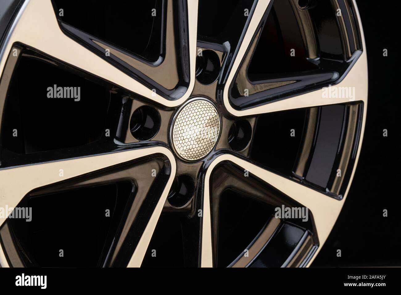 Disque en aluminium moderne de roues en alliage, close-up sur fond noir, de rayons et la jante. Banque D'Images