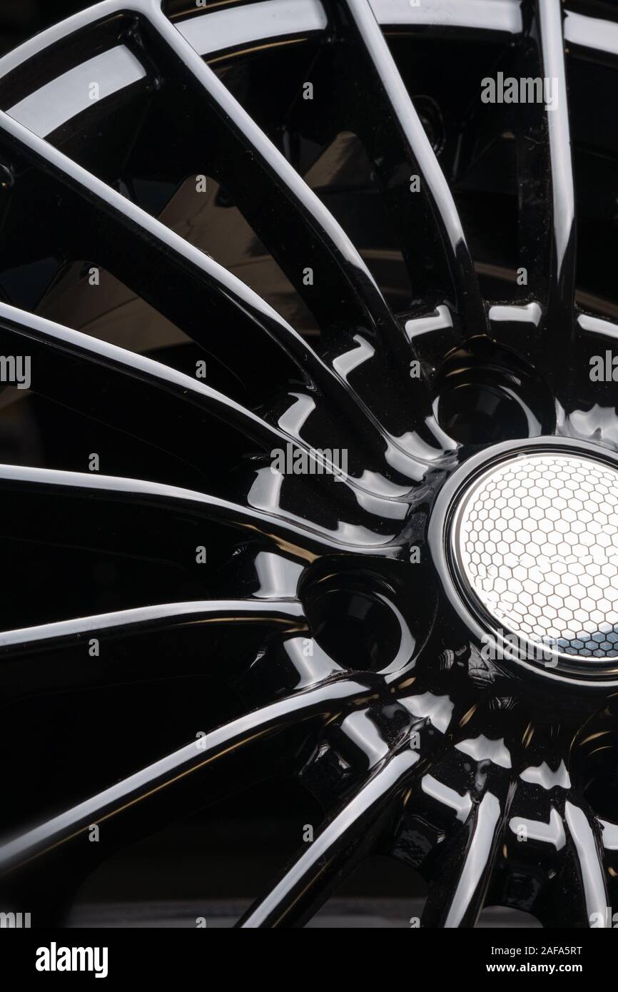 Disque en aluminium moderne de roues en alliage, close-up sur fond noir, de rayons et la jante. Banque D'Images