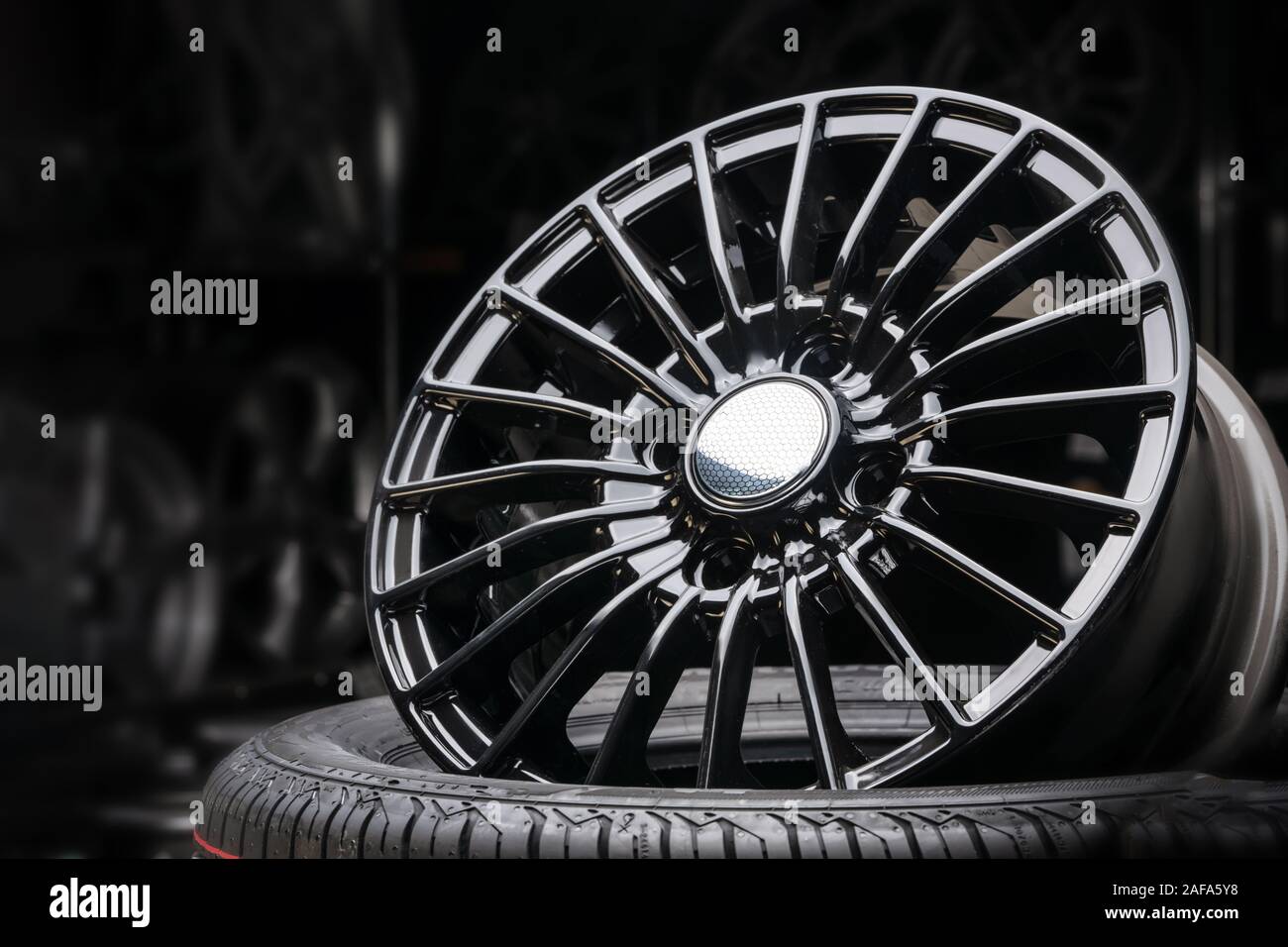 Disque en aluminium moderne de roues en alliage, close-up sur fond noir, de rayons et la jante. Banque D'Images