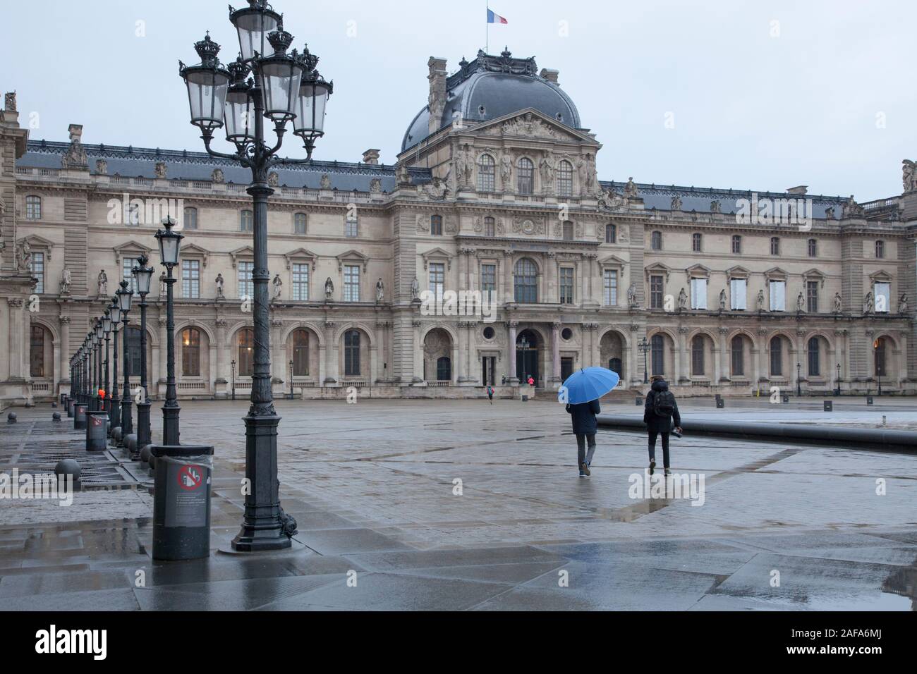 Le Pavillon de l'horloge fait partie du musée du Louvre à Paris complexes. Montré ici tôt un matin d'hiver humide Banque D'Images