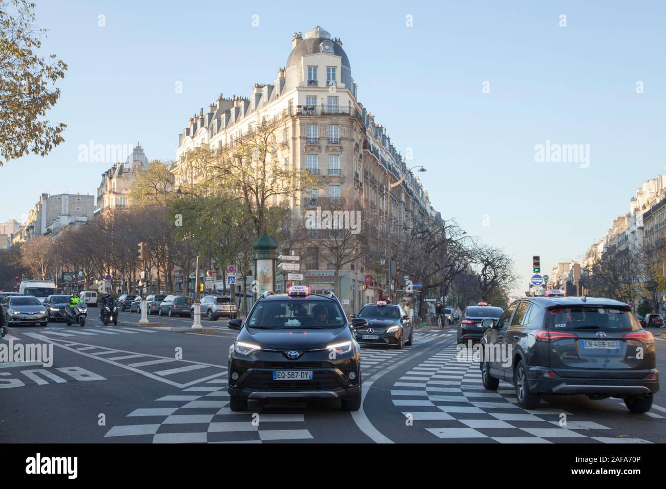 Des taxis aux heures de pointe à Paris, France Banque D'Images