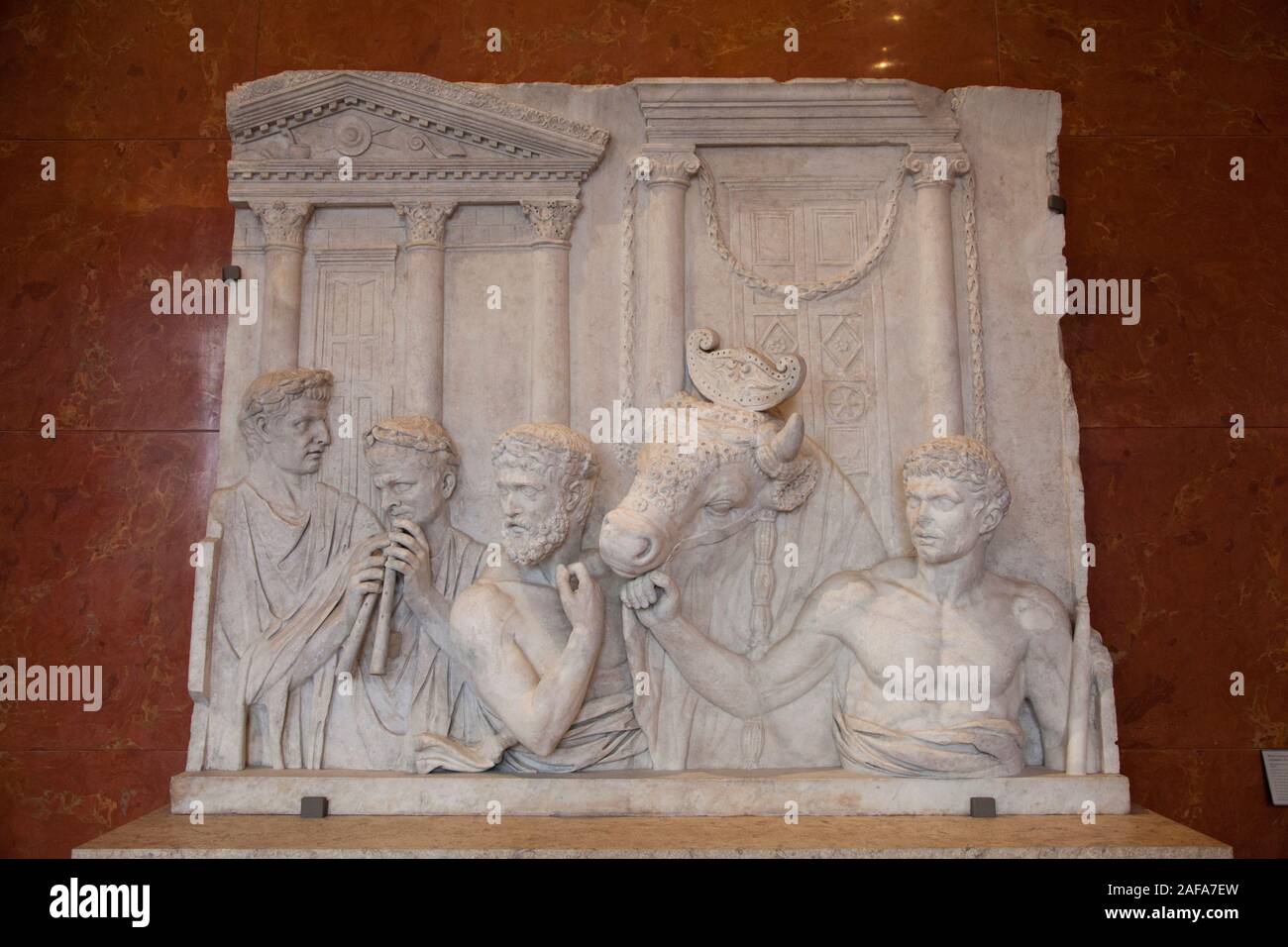 Fragment de relief architectural au Musée du Louvre, Paris. Il montre une cérémonie religieuse impliquant le sacrifice d'un taureau Banque D'Images