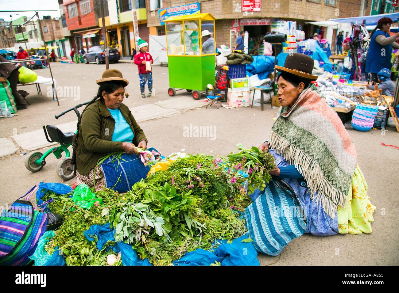 Puno, Bolivie - Jan 5, 2019 : Unindentified femme en costume traditionnel vente un légume sur la rue de la ville de Puno sur le lac Titicaca, en Bolivie Banque D'Images