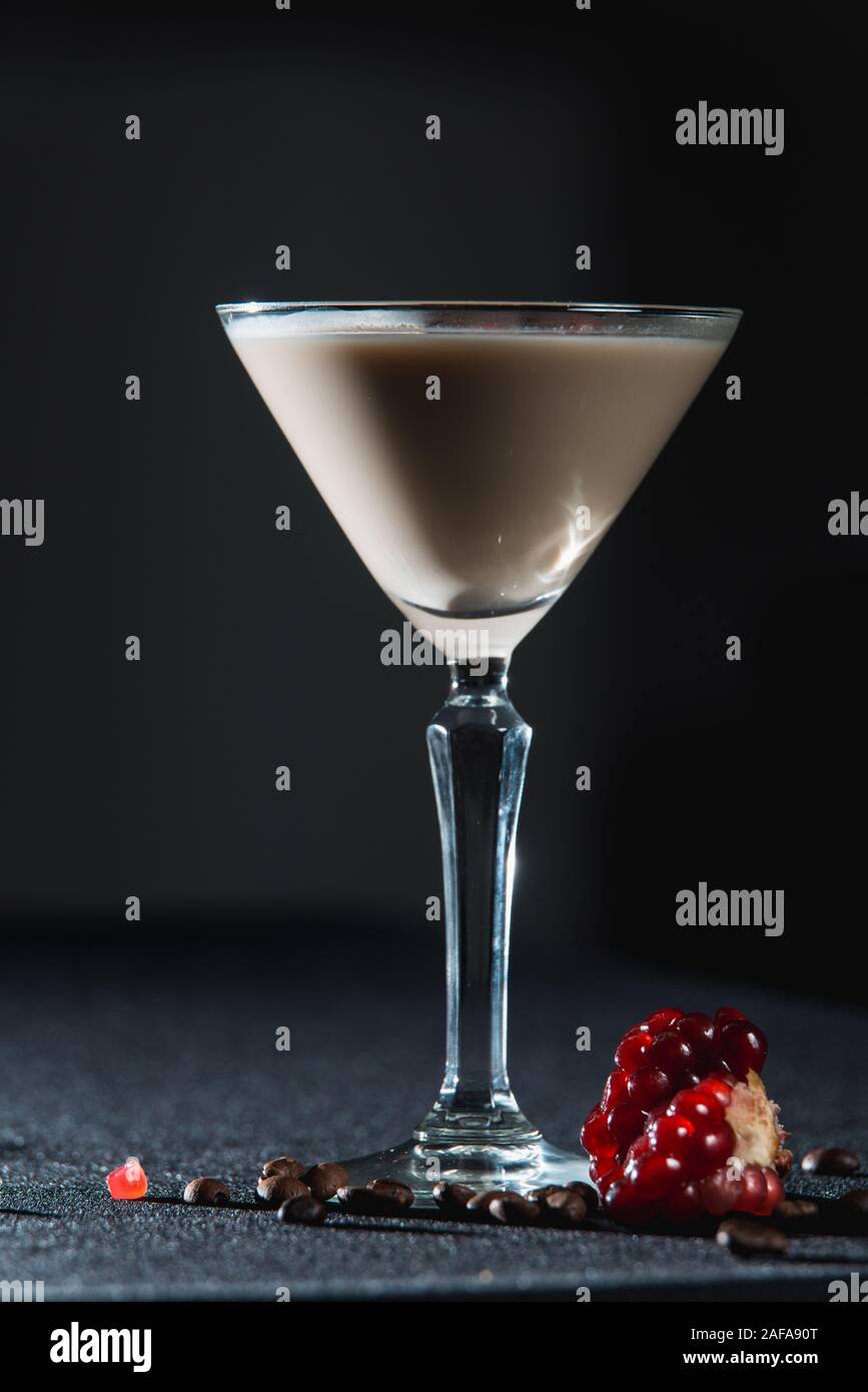 Cocktail Martini Espresso, de grains de grenade et feuille de menthe sur le dessus. Vue de dessus Banque D'Images