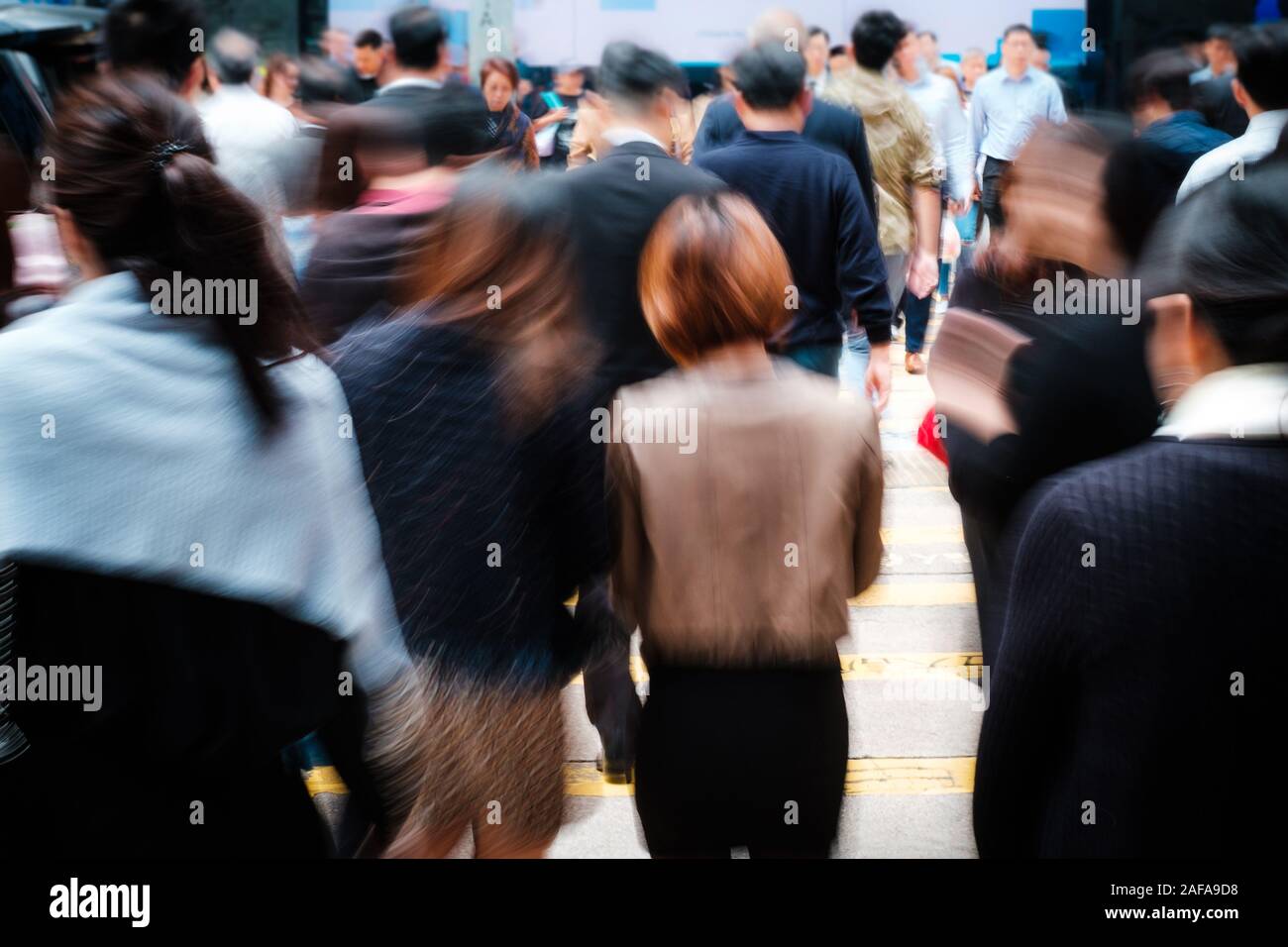 Flou de mouvement des gens d'affaires crossing street, aller au travail - Banque D'Images