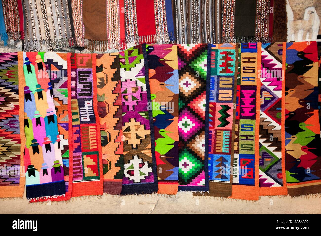 Machu Picchu Pueblo, Pérou - Jan 7, 2019 : l'artisanat traditionnel Péruvien indigènes colorés du tissu au marché dans le Machu Picchu, l'un des nouveaux Se Banque D'Images