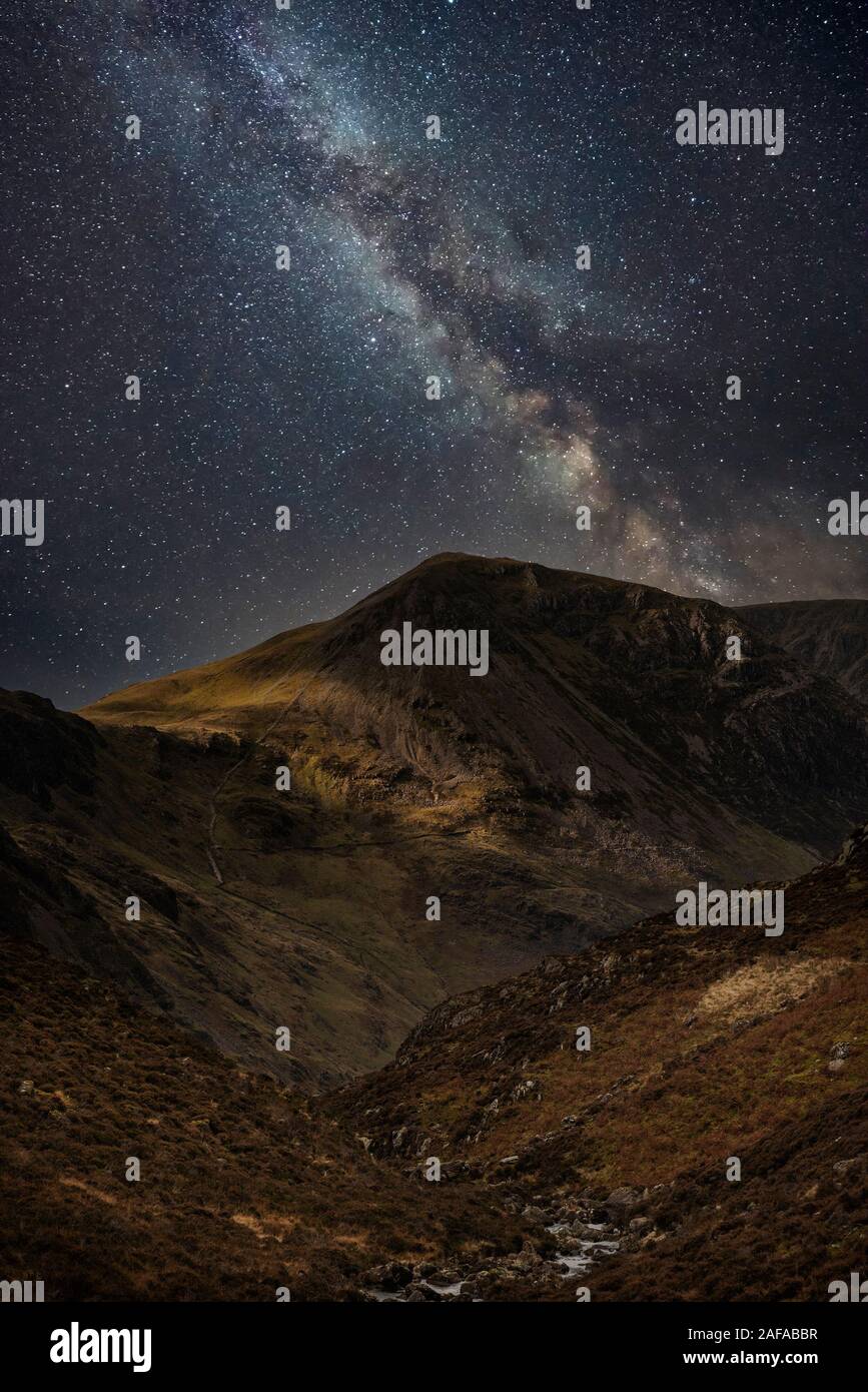 Beau paysage composite numérique épique de Milky Way sur meules et haut Stile dans Lake District Banque D'Images