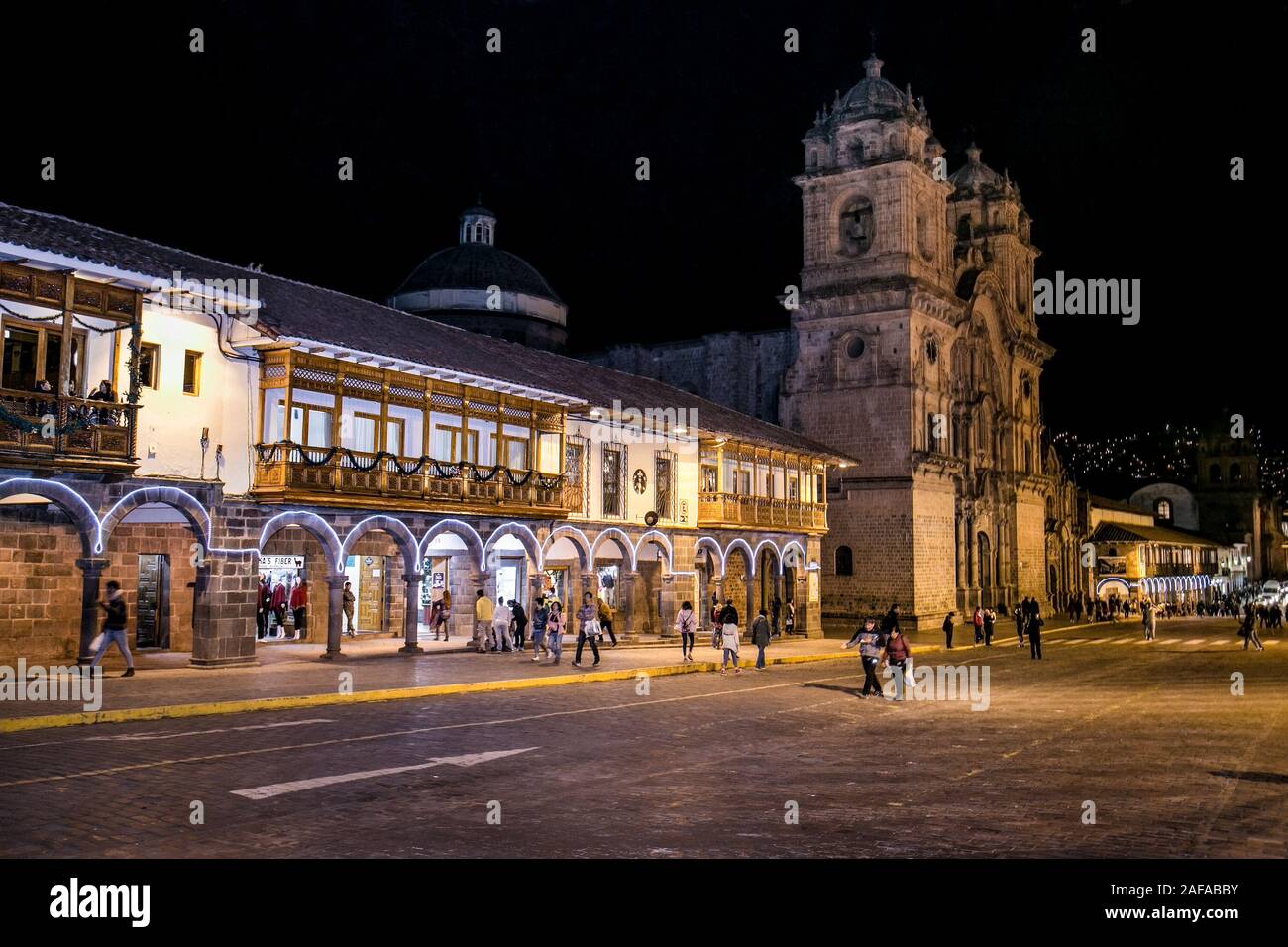 Cusco, Pérou - Jan 6, 2019 : les bâtiments coloniaux historique sur la Plaza de Armas avec de nombreux visiteurs à la nuit, Cusco, Pérou, Amérique du Sud, Banque D'Images