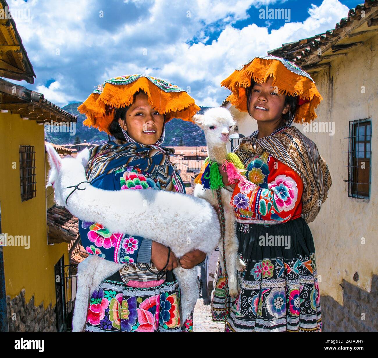 Cusco, Pérou - Jan 9, 2019 : les filles non identifiés avec des lamas habillés traditionnels dans les rues de Cusco, Pérou Banque D'Images