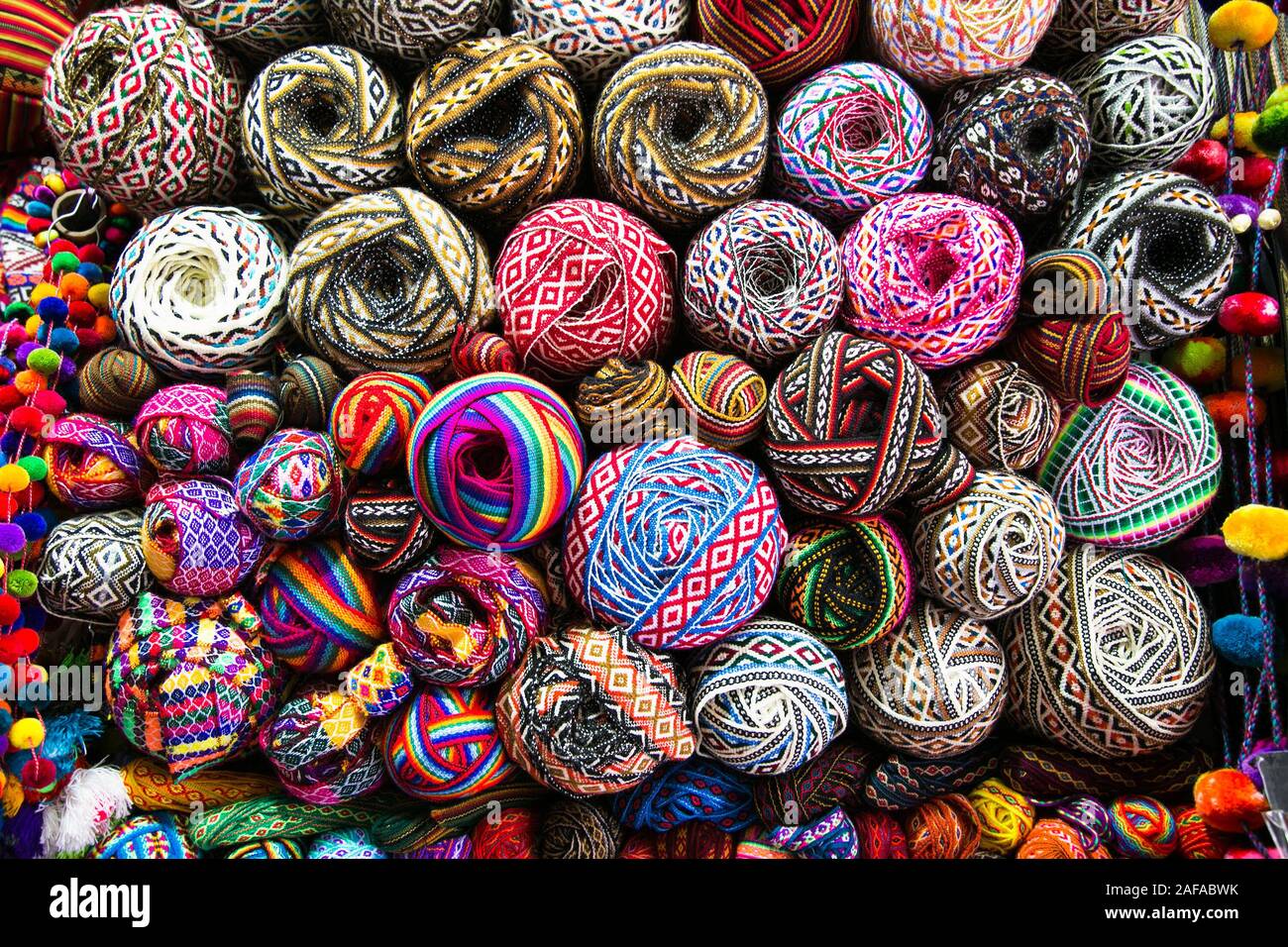 Des aiguilles à tricoter, fils colorés. Modèle de tricot de laine fils colorés sur des passants. Arrière-plan de tricot. Fil à tricoter pour habiller l'hiver fait main Banque D'Images
