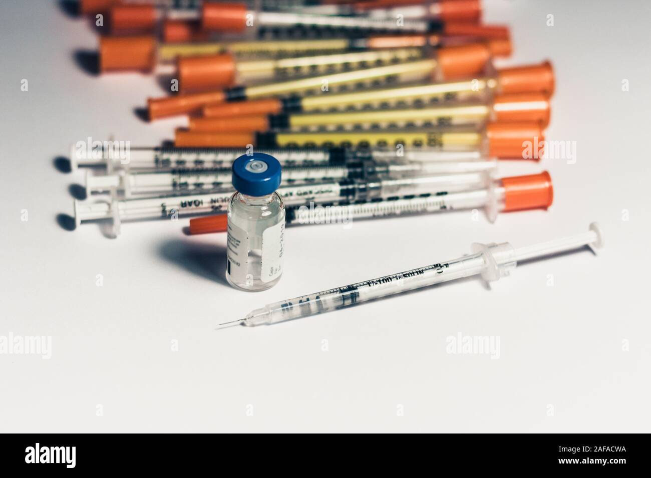 Bouteille d'insuline pour le diabète et l'injection d'une seringue, concept  de soins avec des tas des seringues en arrière-plan Photo Stock - Alamy