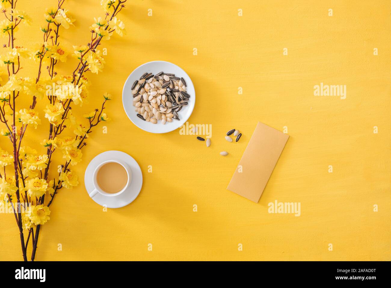 La décoration du Nouvel An chinois sur un fond d'or jaune Banque D'Images