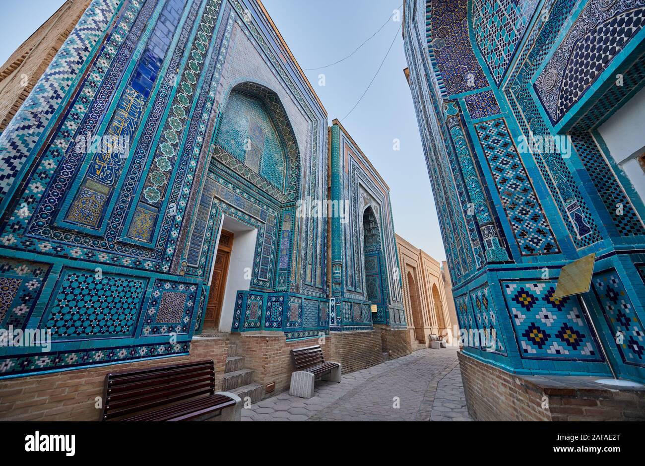 Sentier étroit à travers fortement façades décorées de carreaux bleus dans la nécropole Shah-i-Zinda, Samarqand, l'Ouzbékistan, en Asie centrale Banque D'Images