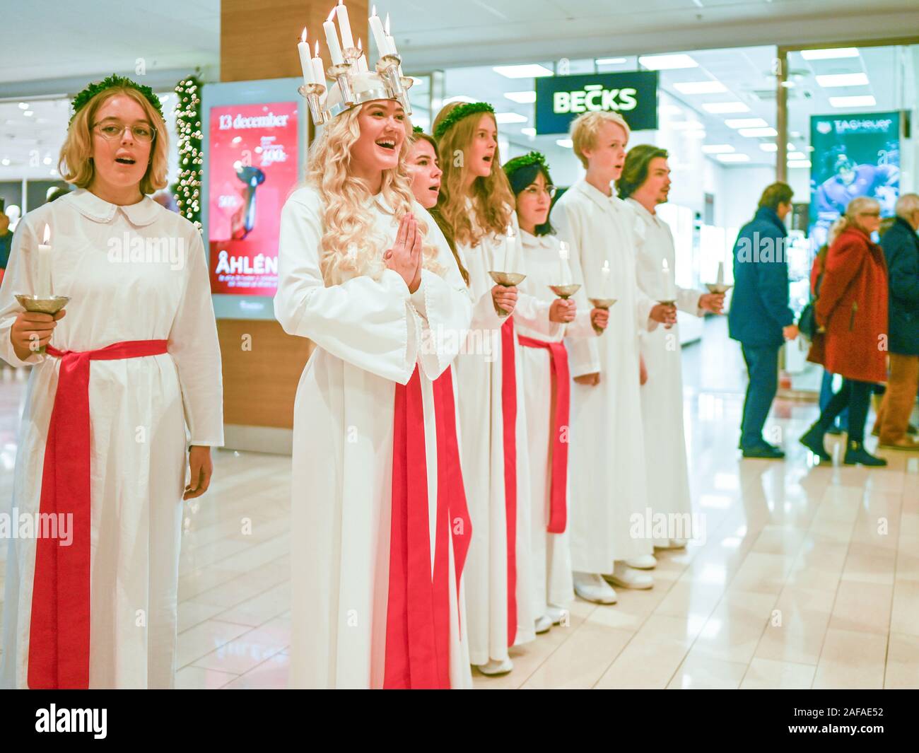 Traditionnelle fête de Sainte Lucie en Suède. Lucia Norrkoping Izabella 2019 chant de noël à Swartz shopping mall Linden. Banque D'Images