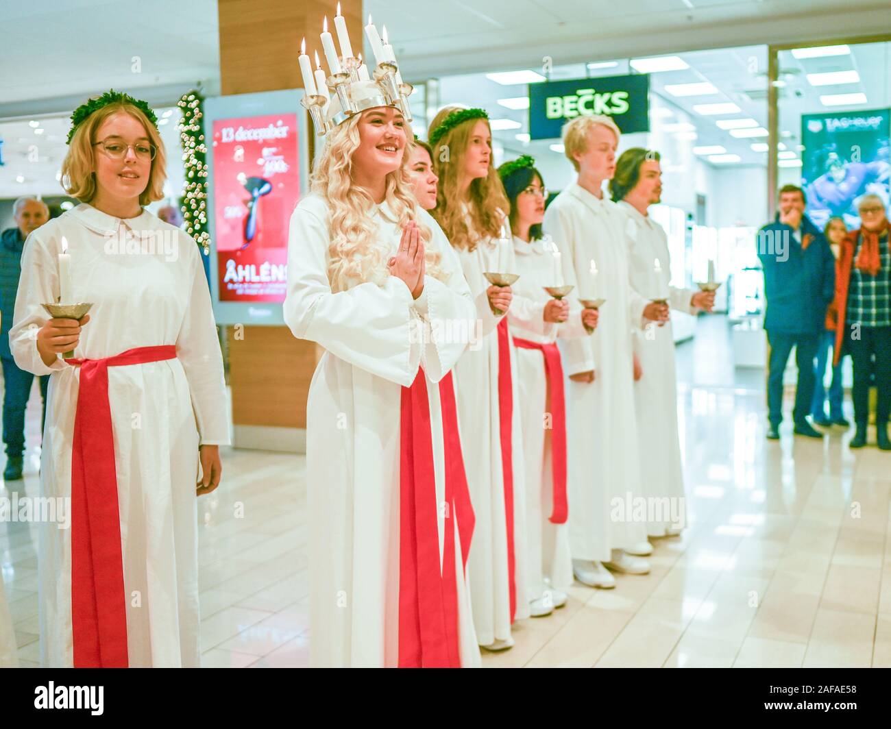 Traditionnelle fête de Sainte Lucie en Suède. Lucia Norrkoping Izabella 2019 chant de noël à Swartz shopping mall Linden. Banque D'Images