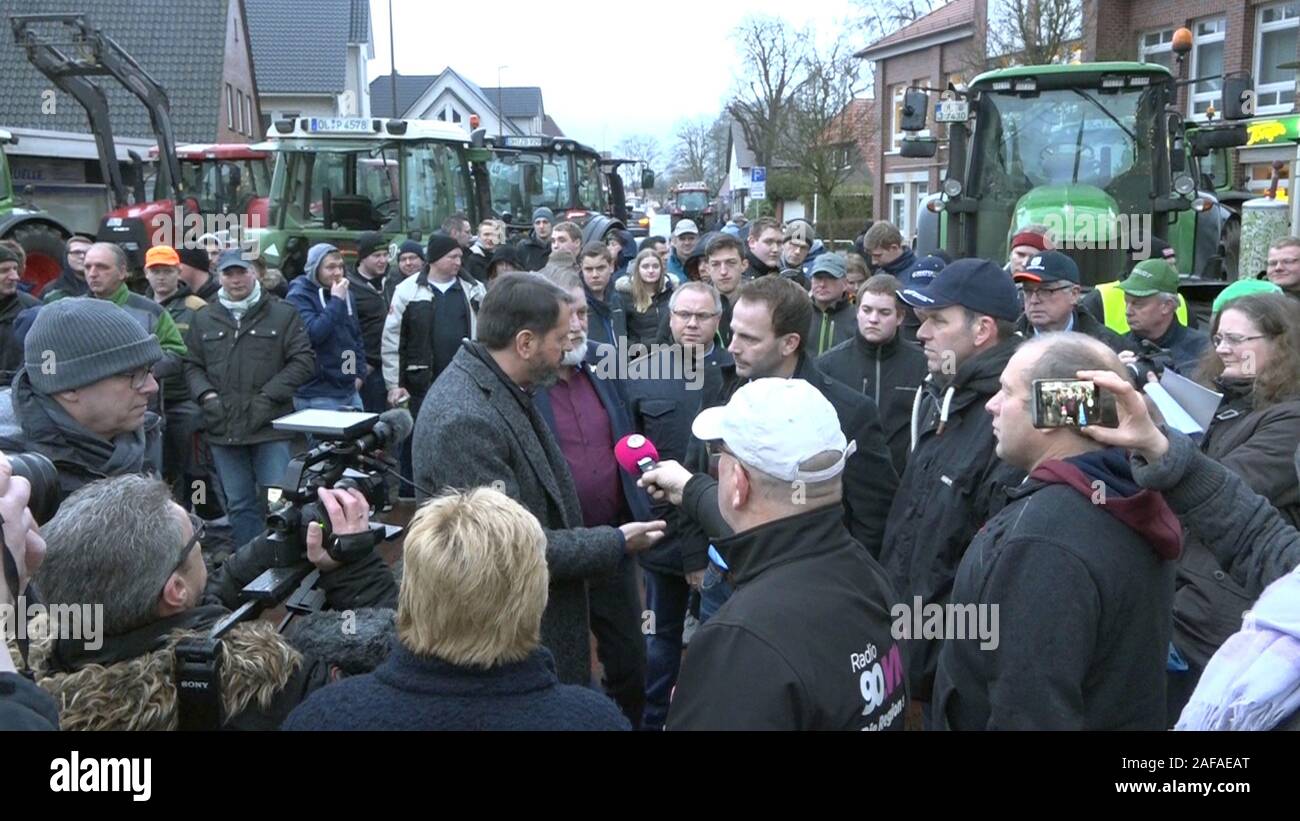 14 décembre 2019, Basse-Saxe, Ganderkesee : Ministre de l'environnement de Basse-Saxe se trouve l'Olaf (SPD, M) parle à protester contre les agriculteurs au sujet de la crainte de l'avenir sur plusieurs fermes. Selon les organisateurs, environ 400 agriculteurs ont dû venir à la ville près de Hambourg avec leurs tracteurs afin de montrer plus de compréhension pour leur profession. Photo : Nord-West-Media TV/dpa Banque D'Images