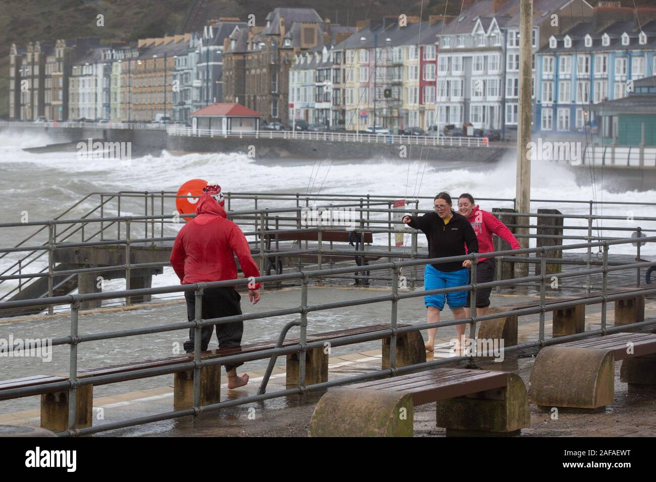 Aberystwyth, Ceredigion, pays de Galles, Royaume-Uni. 14 Décembre, 2019. Météo France : Trois personnes décident d'aller pagayer dans la promenade pataugeoire comme des vents forts et les vagues viennent sur la mer de défense à Aberystwyth ce matin. Crédit : Ian Jones/Alamy Live News Banque D'Images