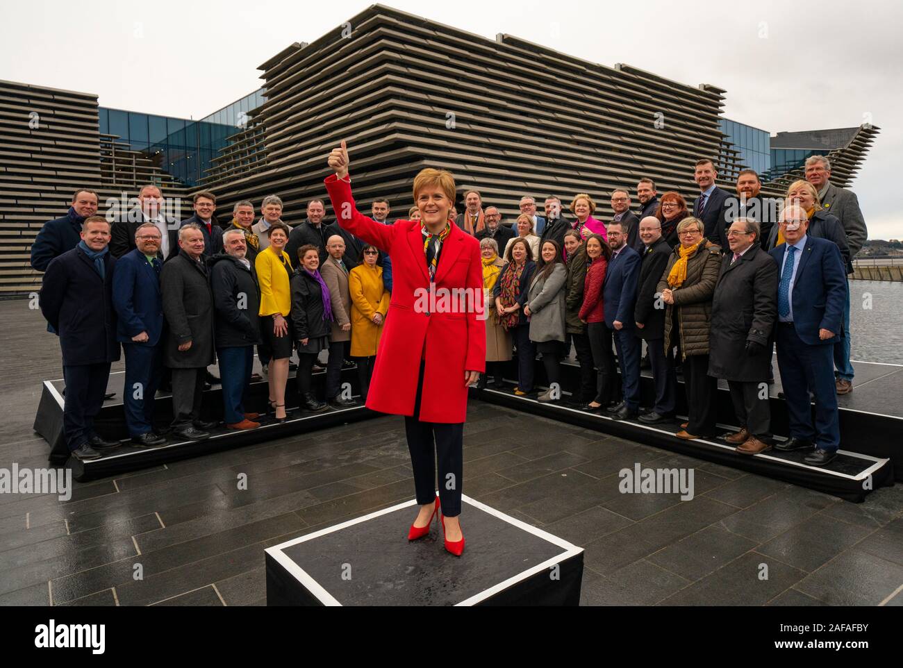 Dundee, Écosse, Royaume-Uni. 14 décembre 2019. Premier ministre Nicola Sturgeon à photo avec ses députés SNP à l'extérieur du V&A Museum à Dundee. Bon nombre des députés assemblés sont nouvellement élus au parlement. Iain Masterton/Alamy Live News Banque D'Images