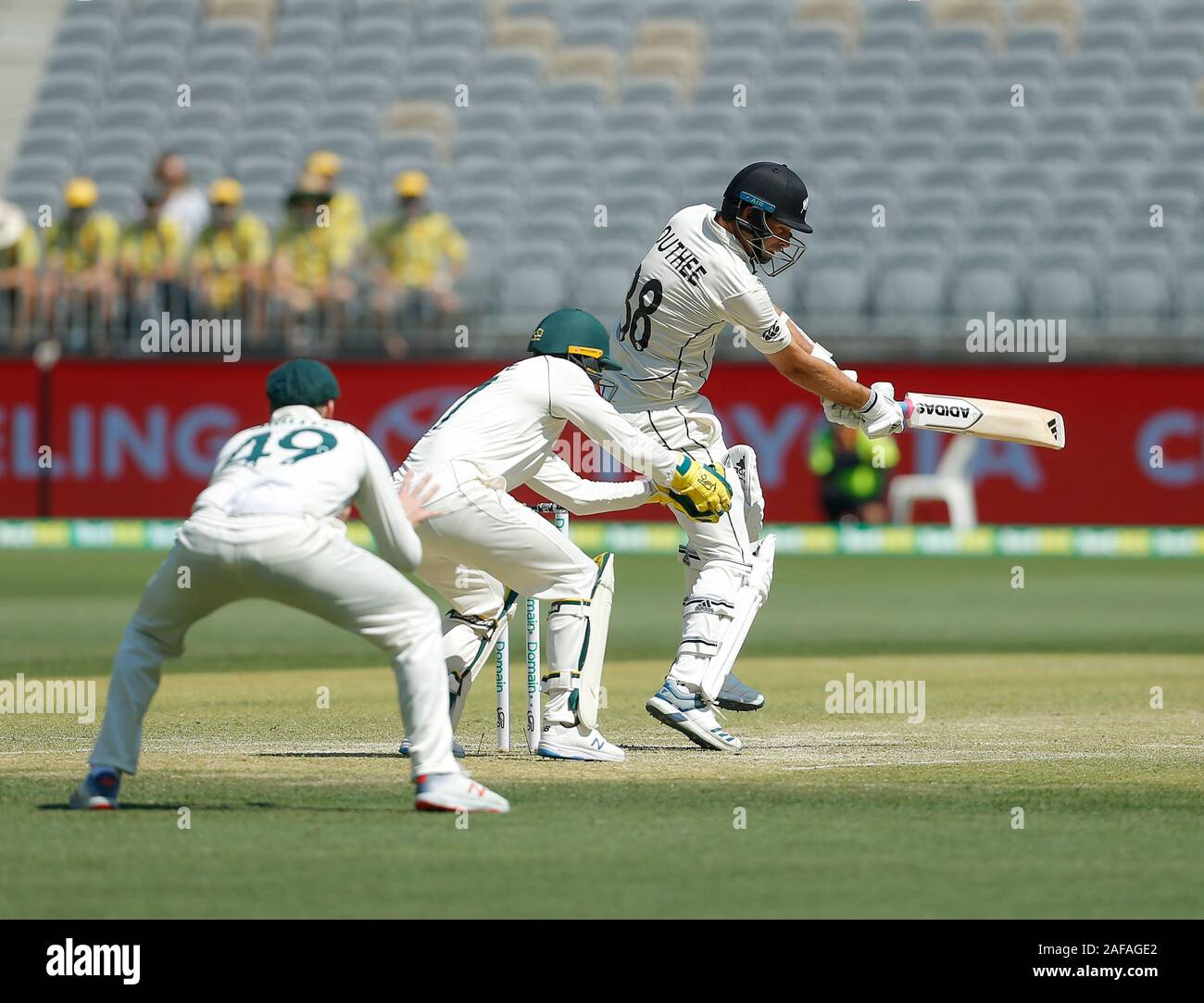 Stade Optus, Perth, Australie occidentale. 14 décembre 2019. Test international de cricket, de l'Australie contre la Nouvelle-Zélande, le test 1, Jour 3 ; Tim Southee de Nouvelle-zélande Mlle fois une coupe tourné durant son utilisation éditoriale - manches : Action Crédit Plus Sport Images/Alamy Live News Banque D'Images