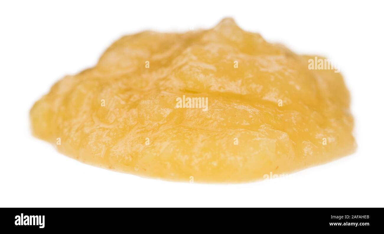 Compote maison (selective focus) isolé sur fond blanc (gros plan) Banque D'Images