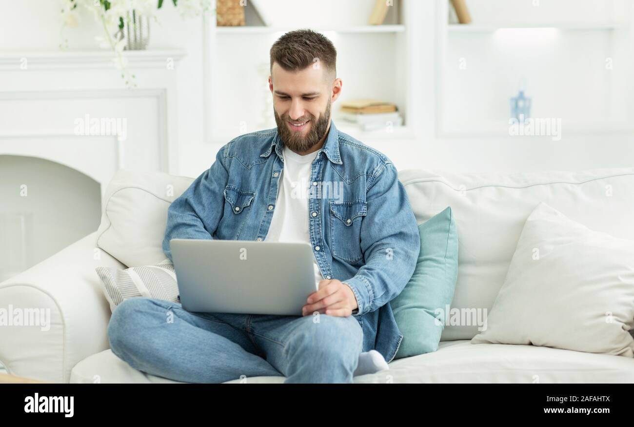 Millennial man working on laptop in office Banque D'Images