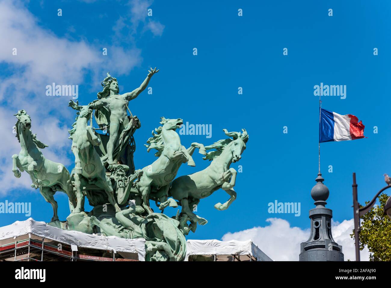 Le L'Harmonie triomphant de la discorde et du drapeau national français statue sur le Grand Palais à Paris Banque D'Images