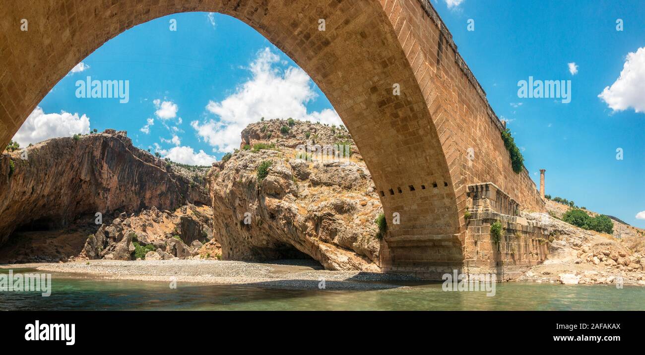 Vue panoramique de la dynastie, pont de Cendere Koprusu est un fin pont romain, près de Nemrut Dagi, Turquie. Route flanquée de colonnes antiques Banque D'Images