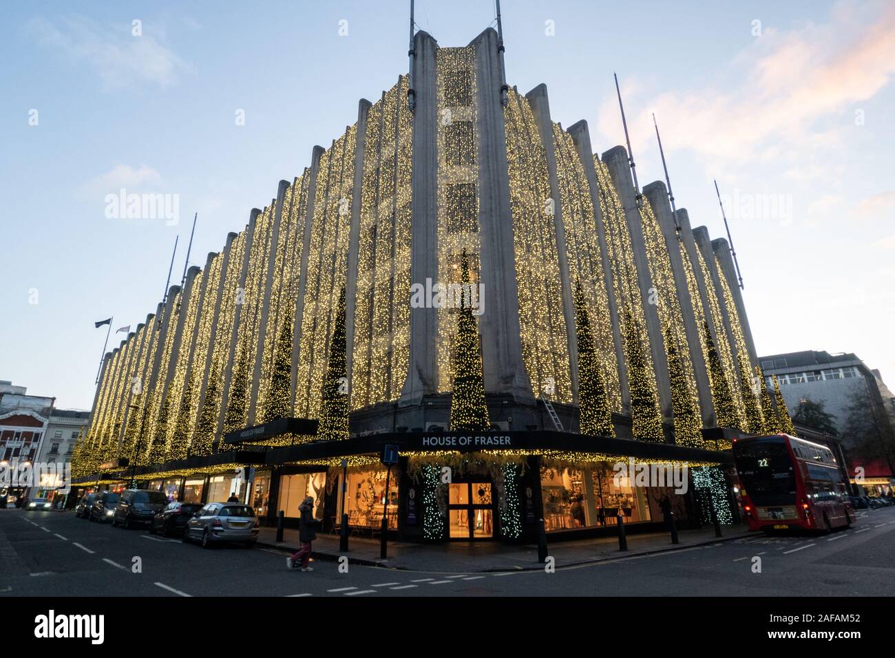 Maison festive de Fraser Oxford St mais comme vu de Henrietta Place. Londres. Banque D'Images