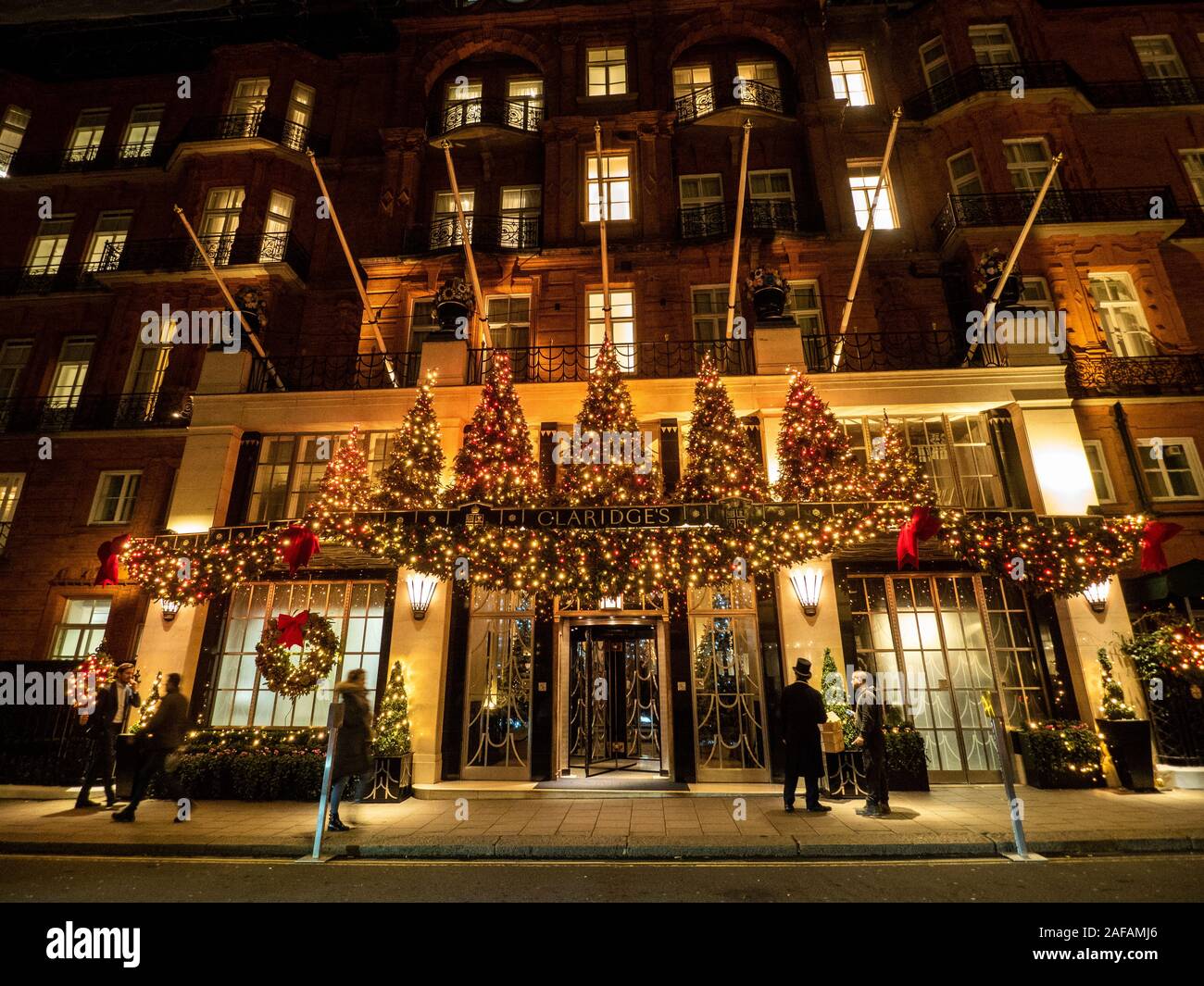 Extérieur de l'hôtel Claridges pendant les fêtes de fin d'année, Mayfair, Londres. Banque D'Images