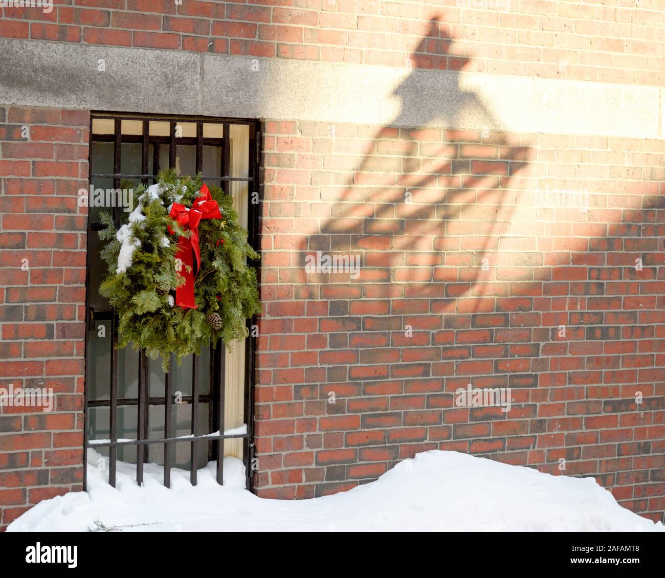 USA, Boston - Janvier 2018 - Maison avec couronne de Noël sur les rails dans la région de Beacon Hill - dans reflcted lampe shaddow sur mur Banque D'Images