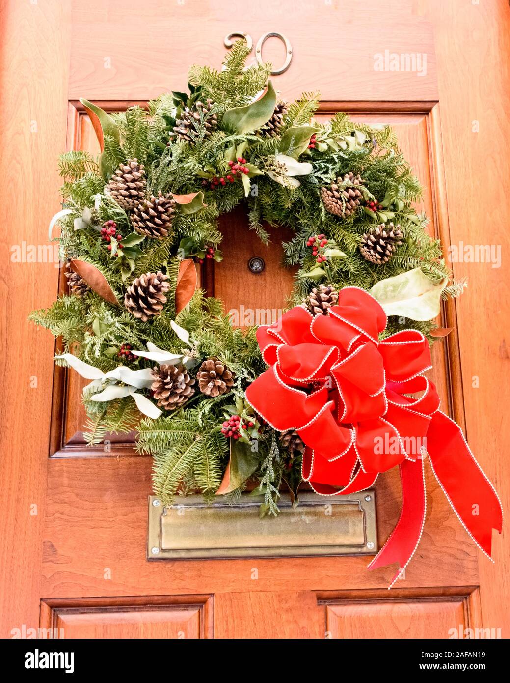 USA, Boston - Janvier 2018 - Maison avec couronne de Noël sur porte avant dans la région de Beacon Hill Banque D'Images