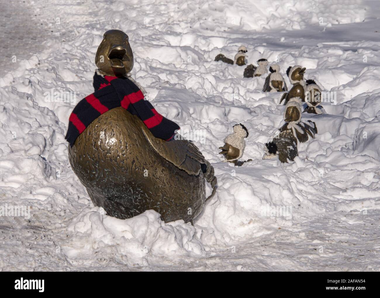 USA, Boston - Janvier 2018 : 'Make voie à des canetons de canards avec Mme porter son écharpe d'hiver, ses bébés dans Little Woolen chapeaux. Nancy Schön's Magical s Banque D'Images