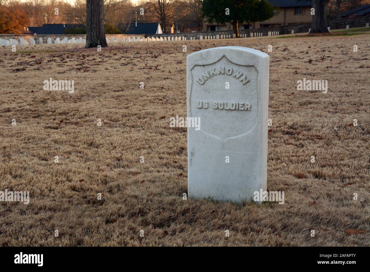 Un soldat inconnu le marqueur placé en avant de la masse les fosses d'enfouissement des soldats de l'Union pendant la guerre civile américaine au Salisbury le Cimetière National. Banque D'Images