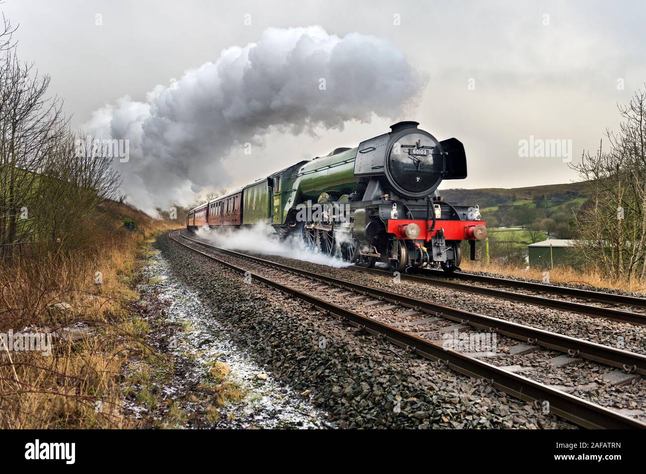 Langcliffe, près de régler, North Yorkshire, UK. 14 Décembre, 2019. The Flying Scotsman locomotive vapeur avec 'La vapeur' Dalesman Noël spécial. Vu ici à Giggleswick voyageant au nord de Carlisle sur la célèbre ligne de chemin de fer s'installer à Carlisle, lors d'un voyage aller-retour de Liverpool. La rencontre des temps d'hiver humide et de la grêle peut être vu par les circuits. Le voyage de retour a été via Shap sur la West Coast Main Line. Crédit : John Bentley/Alamy Live News Banque D'Images
