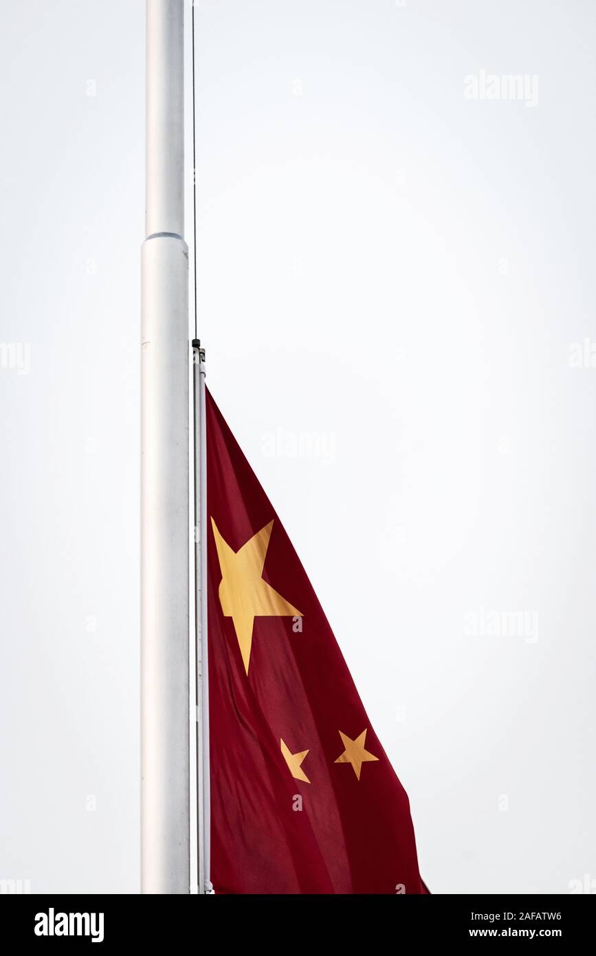 Drapeau national chinois du mât jusqu'à la moitié de la place Tiananmen à Beijing Banque D'Images
