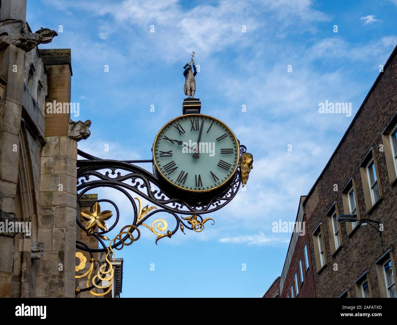 Célèbre horloge de St Martin-le-Grand Église dans Coney Street, York, contre un ciel bleu et nuages blancs Banque D'Images