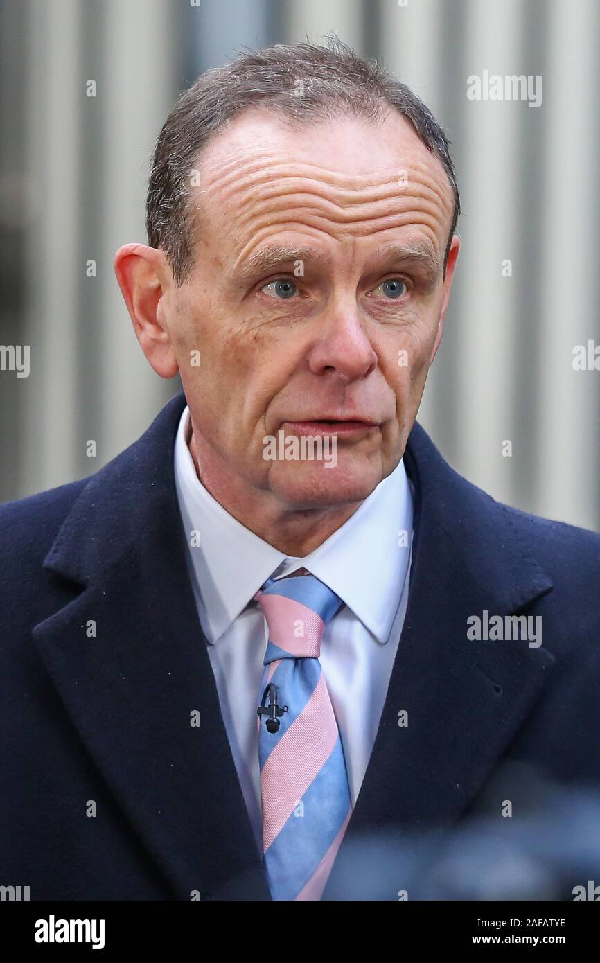 La journaliste britannique, chef correspondant Politique de BBC News et rédacteur politique adjoint, Norman Stuart Smith vu par Downing Street, Londres. Banque D'Images