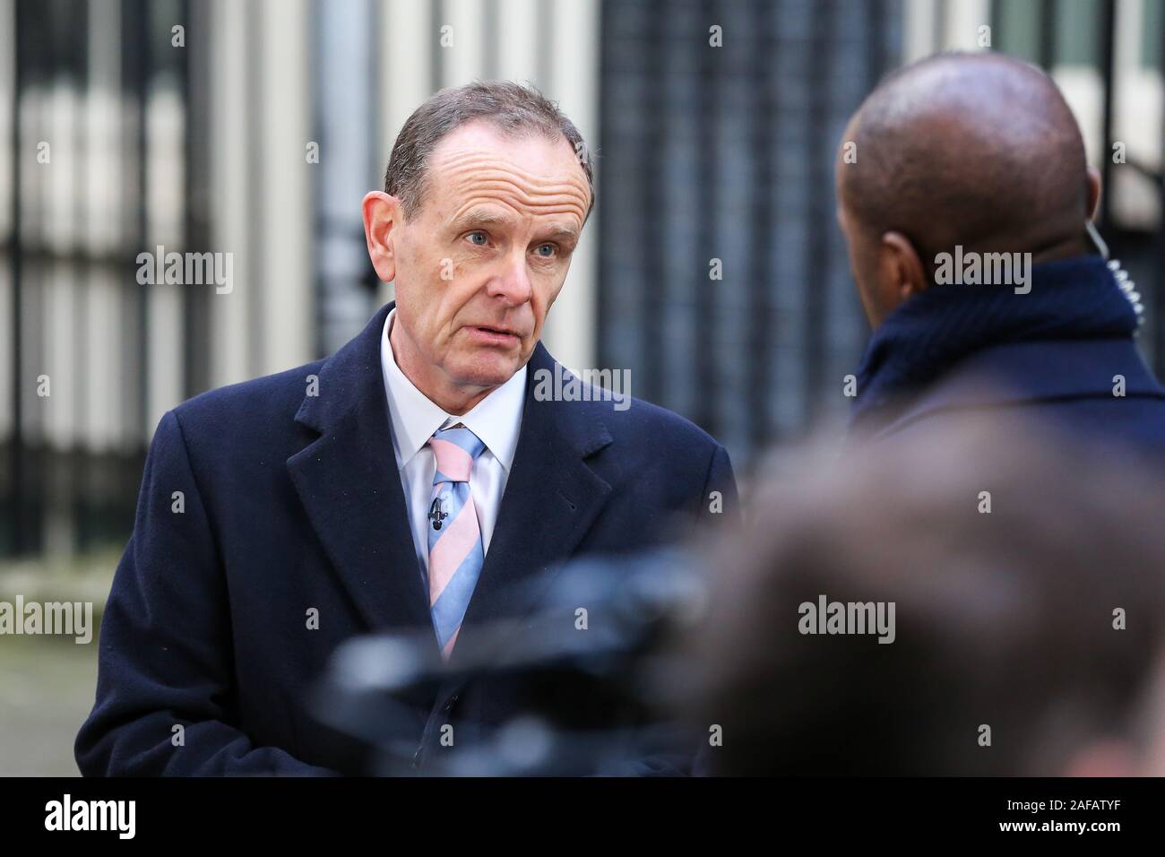 La journaliste britannique, chef correspondant Politique de BBC News et rédacteur politique adjoint, Norman Stuart Smith parle avec le présentateur de BBC News, Clive Myrie dans Downing Street, Londres. Banque D'Images