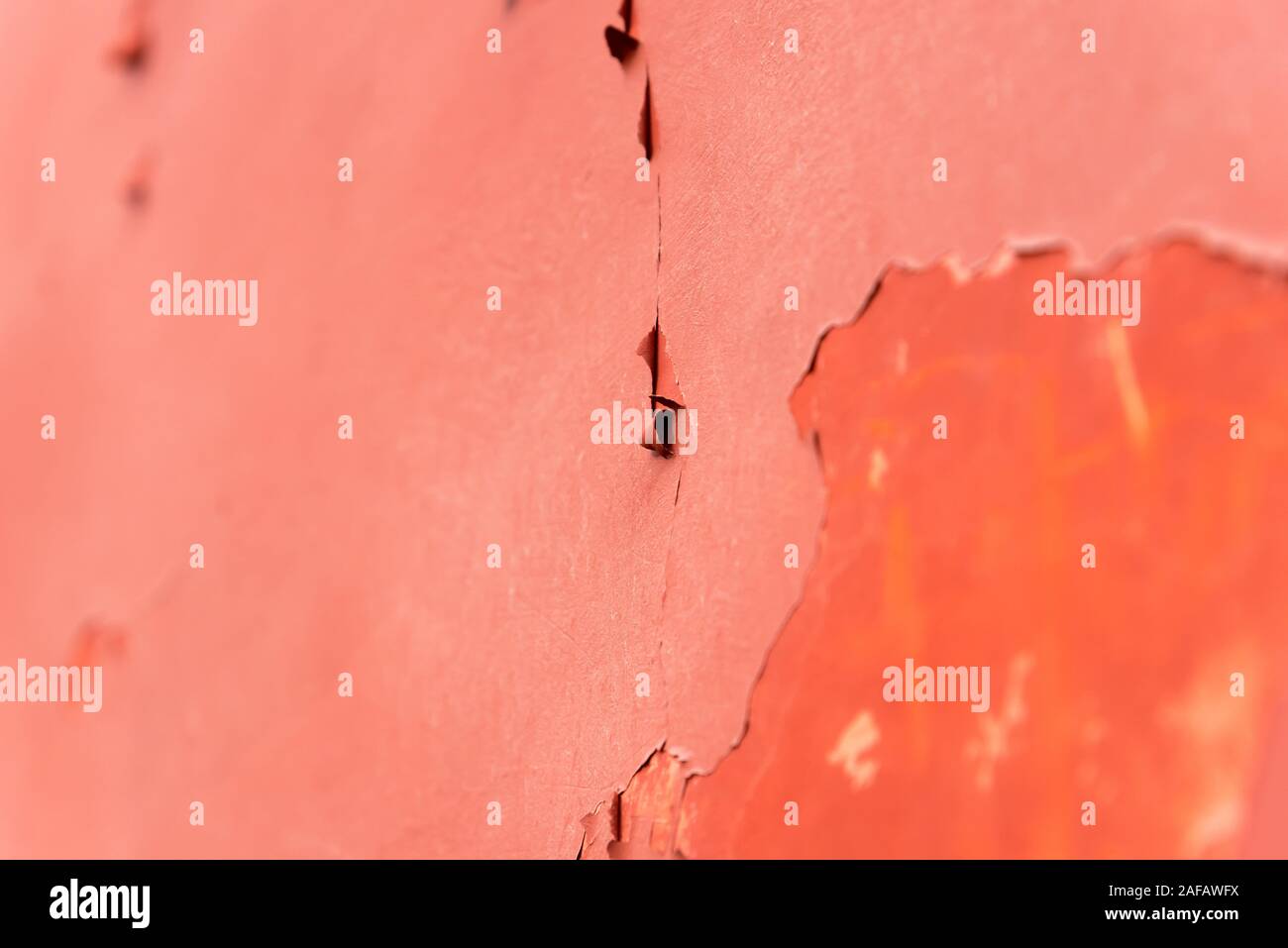 L'écaillage de la peinture sur mur rouge Banque D'Images